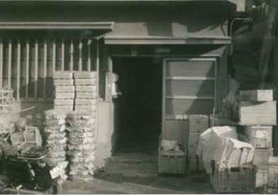 1955年頃の本社入口　ガラス製品は竹籠とみかん箱に入れる