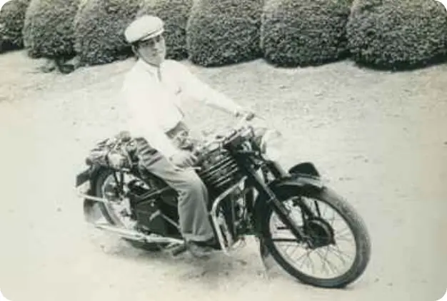 配達する喜作(1950年代)