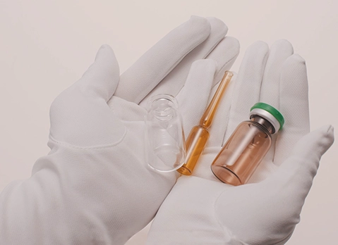 医療機器工場での検査・洗浄作業