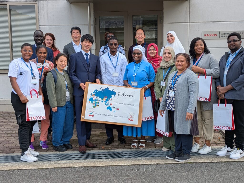 海外15か国の周産期医療関係者に開発センターを視察いただきました